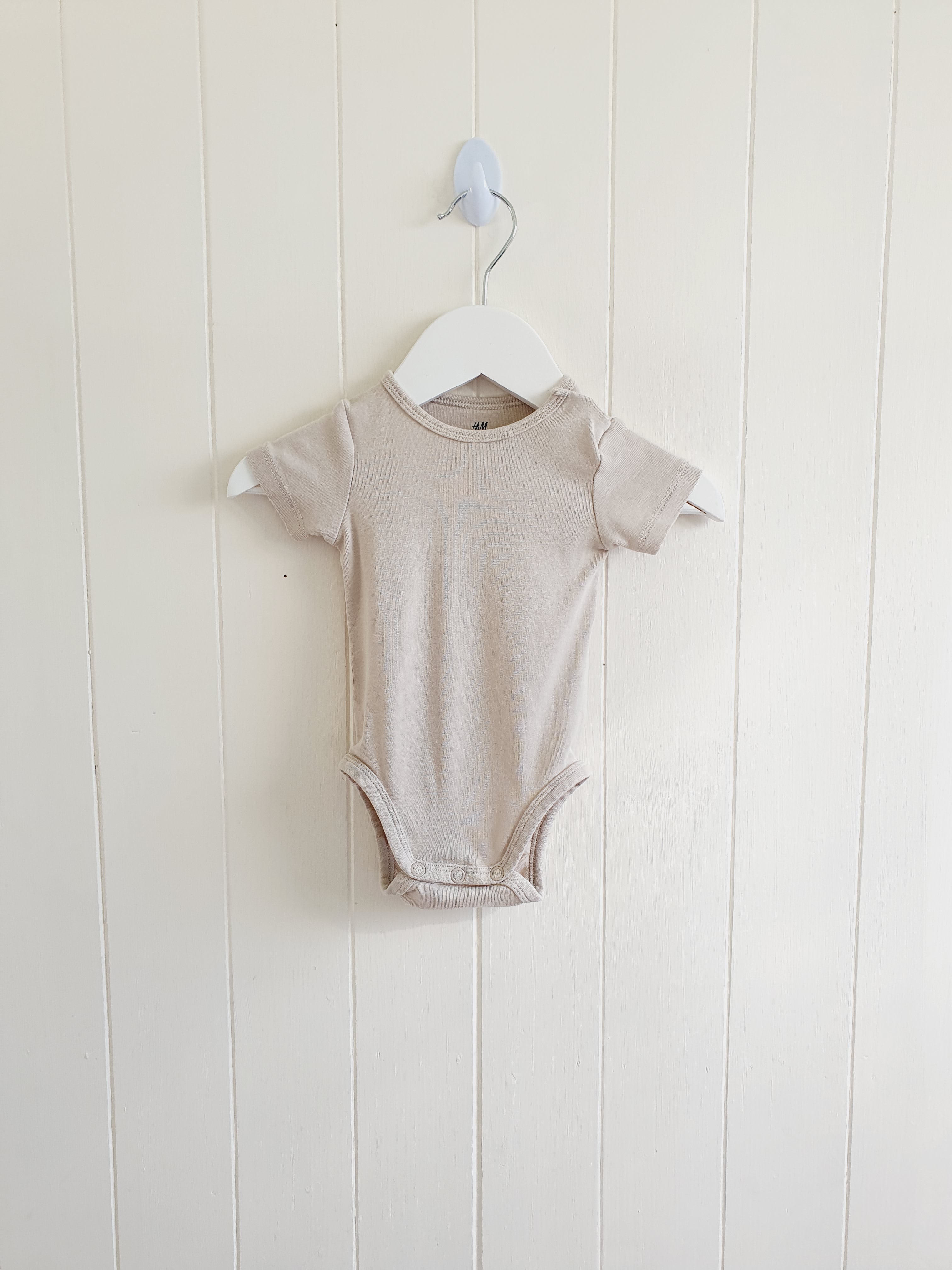 H&M beige short sleeve bodysuit 2-4 months