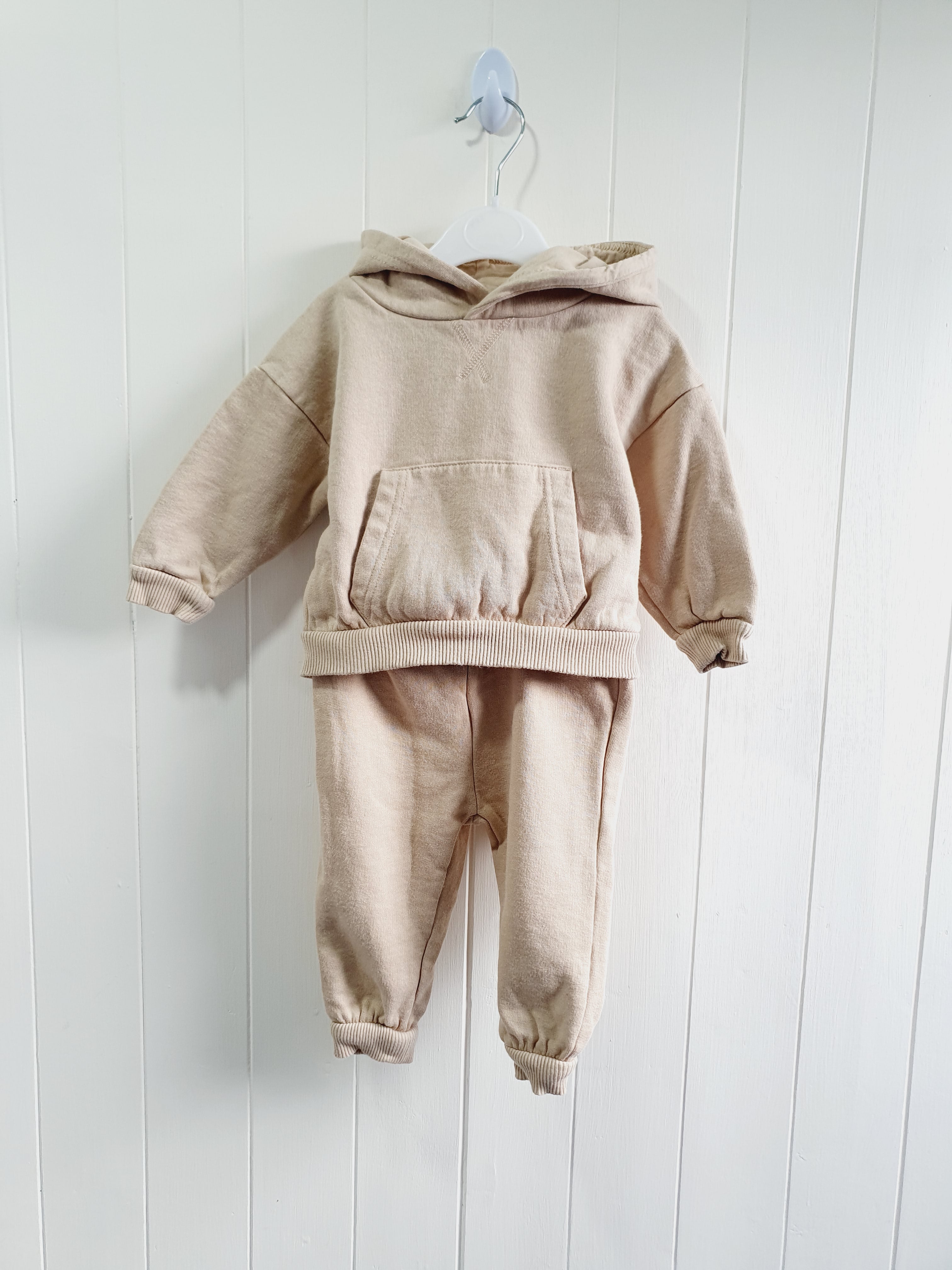 Primark - beige hooded sweatshirt and joggers set 6-9 months