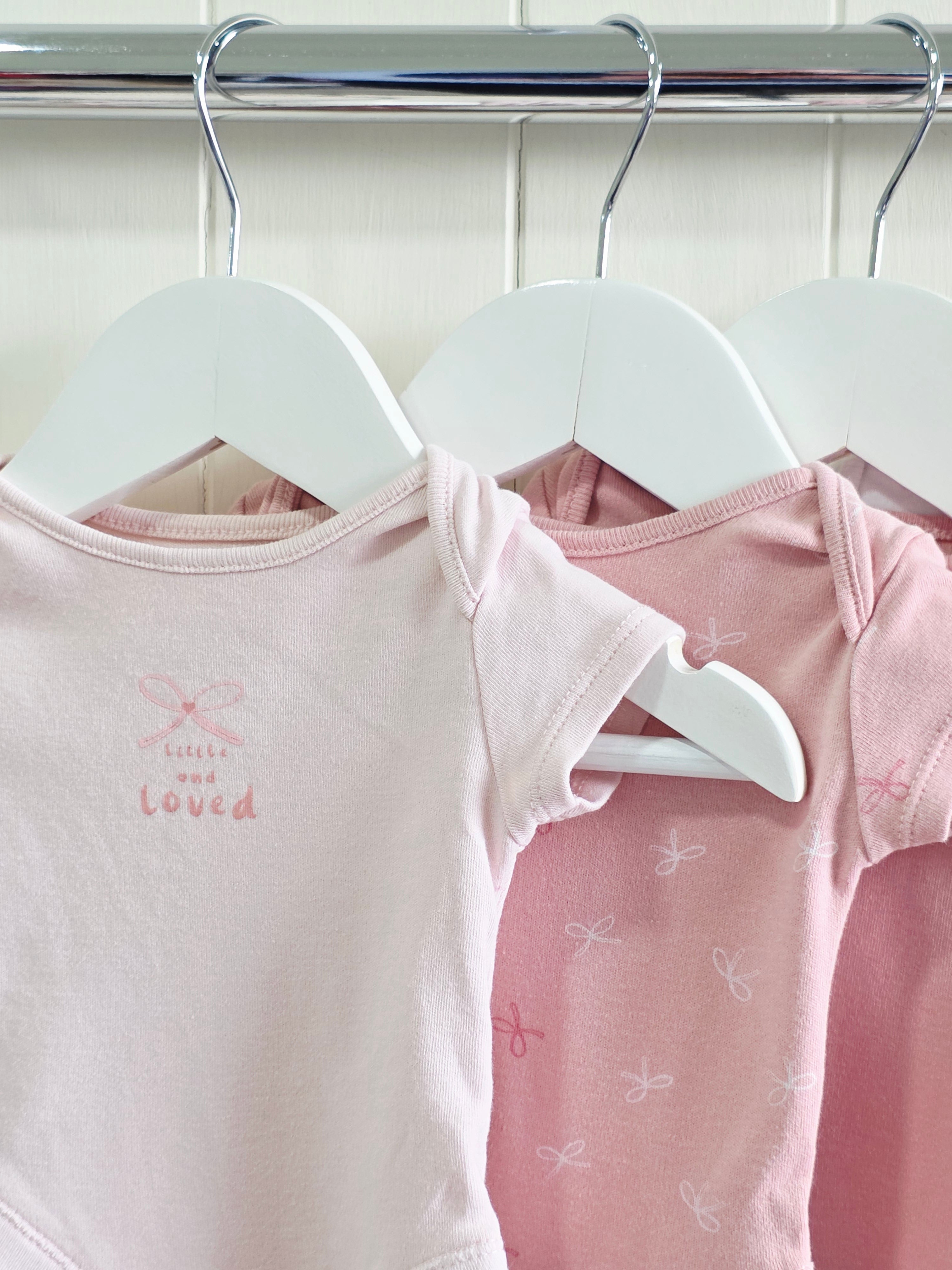 Primark - Up to 1 month 5-Pack short sleeve girls bodysuits featuring hearts and bows