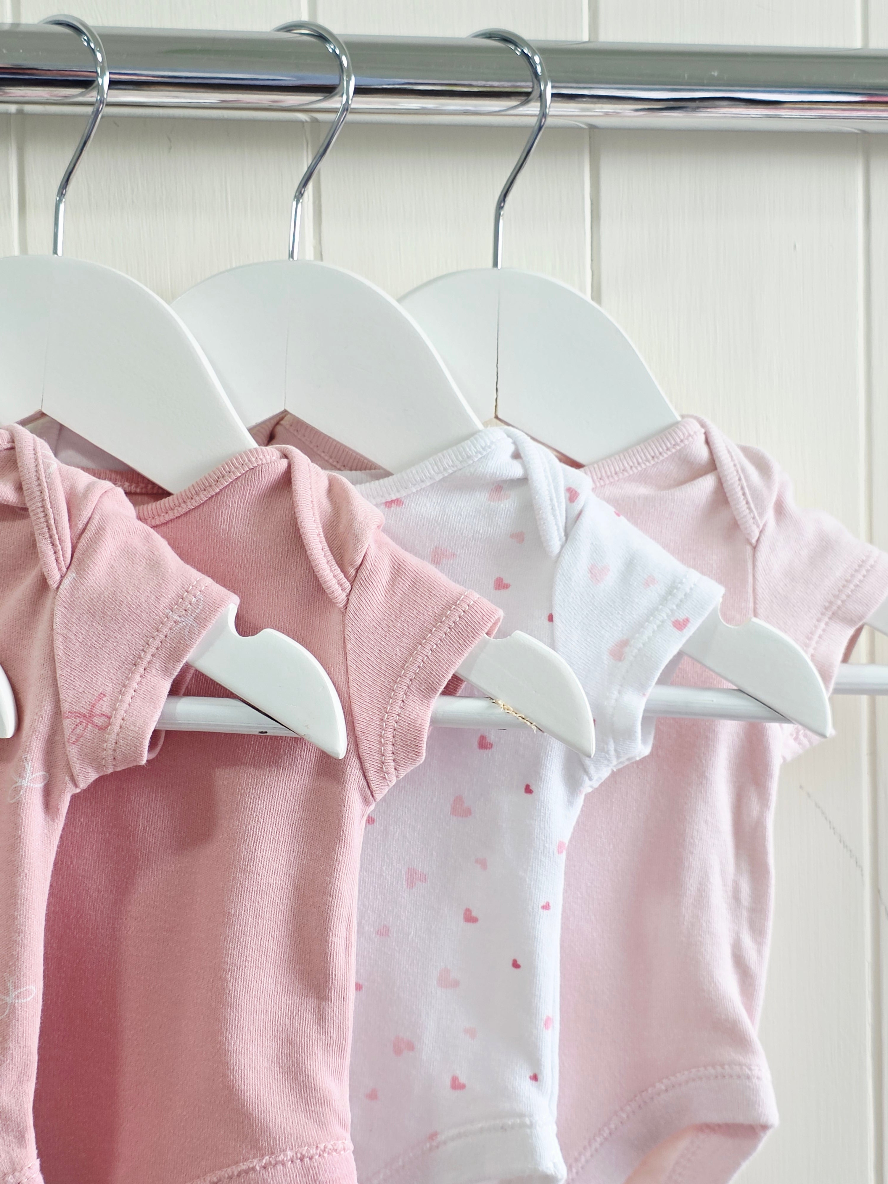 Primark - Up to 1 month 5-Pack short sleeve girls bodysuits featuring hearts and bows