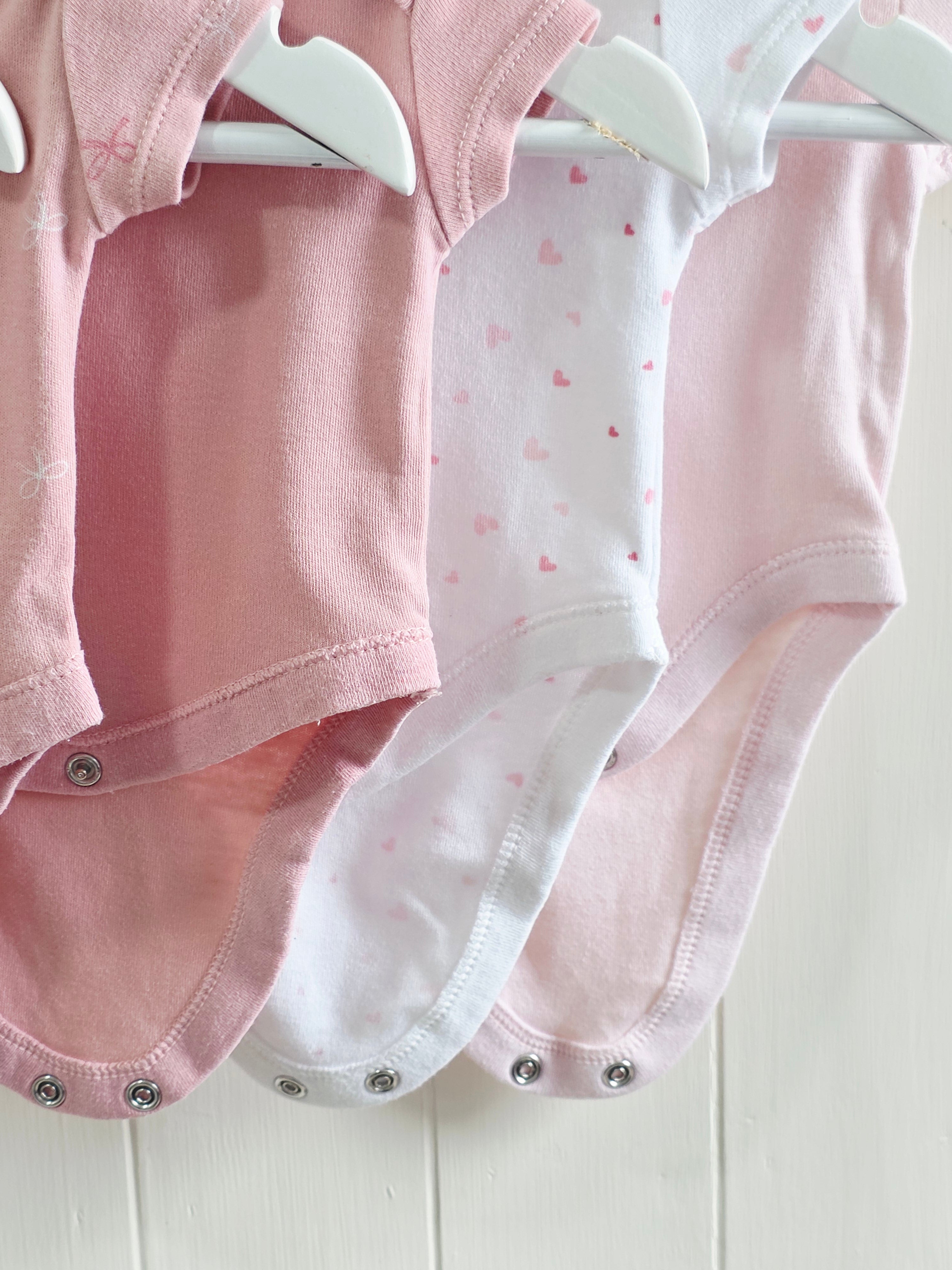 Primark - Up to 1 month 5-Pack short sleeve girls bodysuits featuring hearts and bows