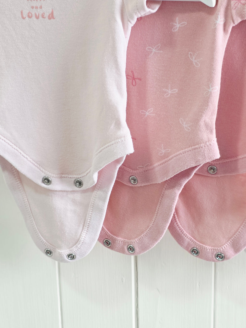 Primark - Up to 1 month 5-Pack short sleeve girls bodysuits featuring hearts and bows