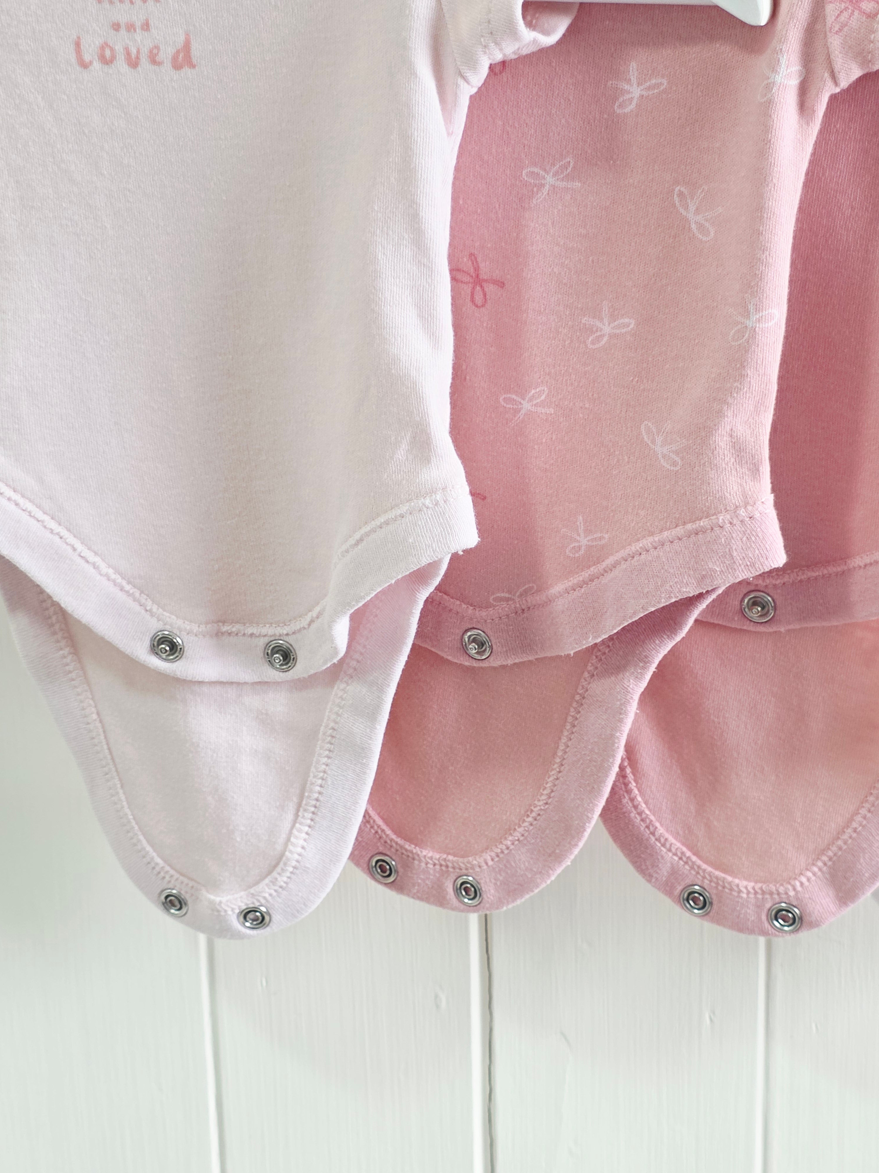 Primark - Up to 1 month 5-Pack short sleeve girls bodysuits featuring hearts and bows