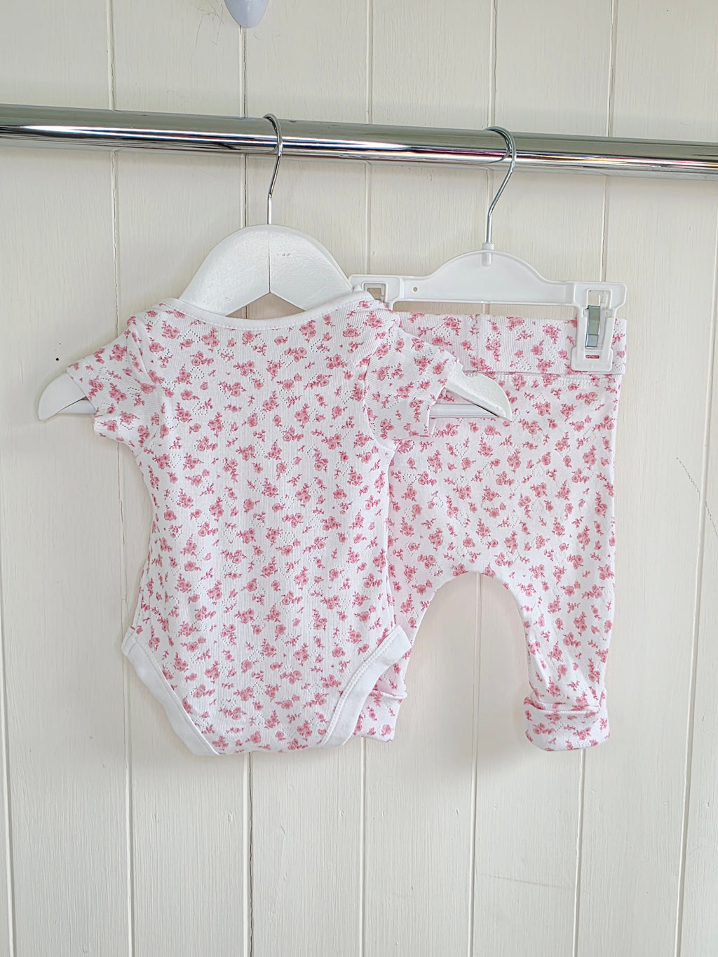 Little Nutmeg - 0-3 months white floral short sleeve bodysuit and leggings set