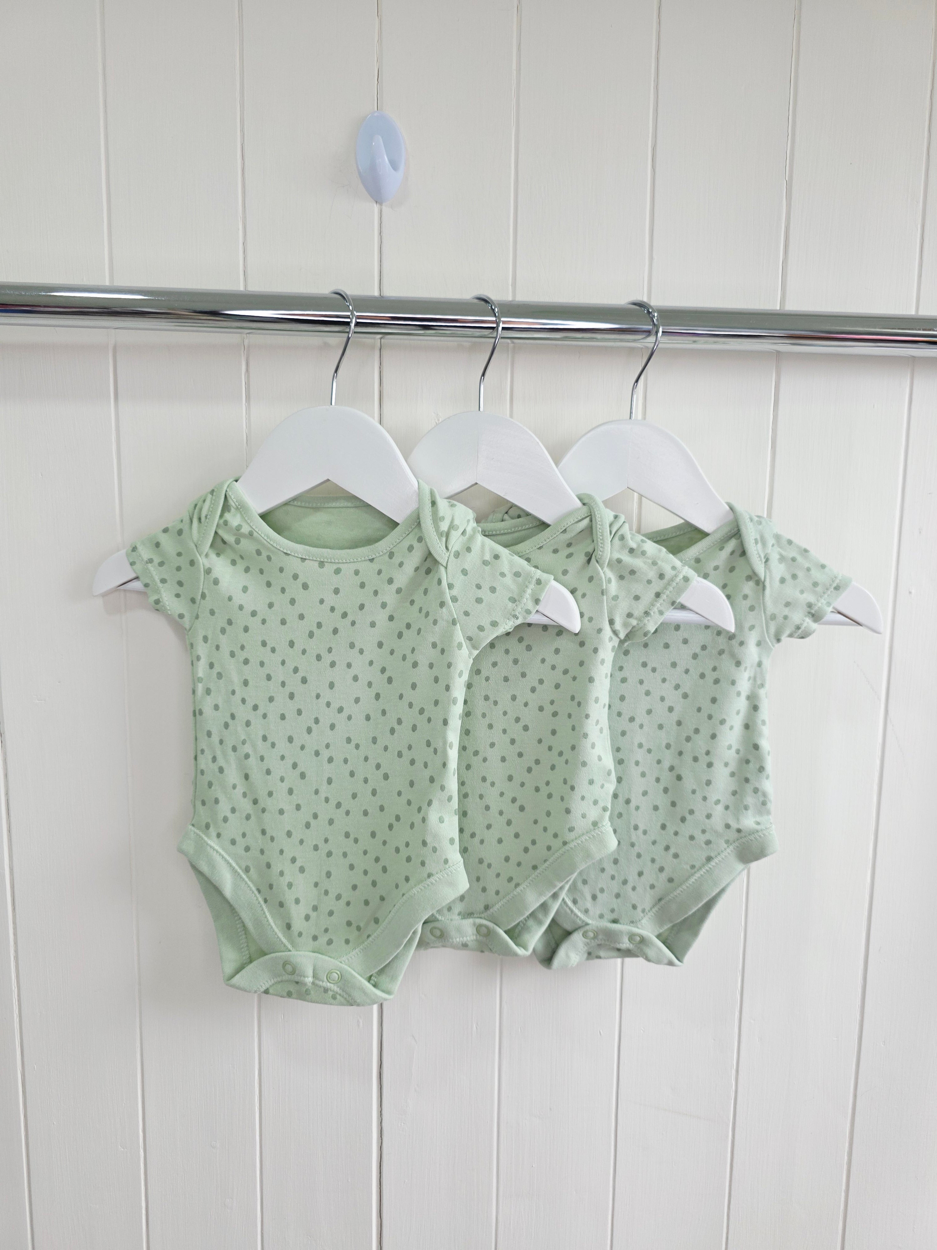 George - 0-3 months unisex sage green spotty short sleeve bodysuits