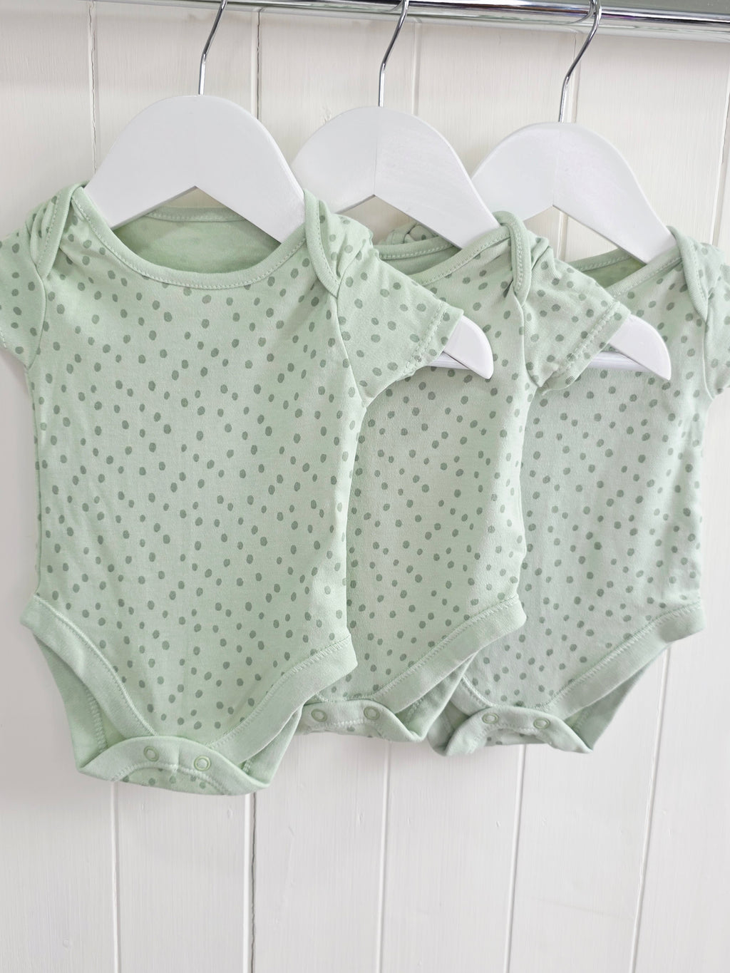 George - 0-3 months unisex sage green spotty short sleeve bodysuits