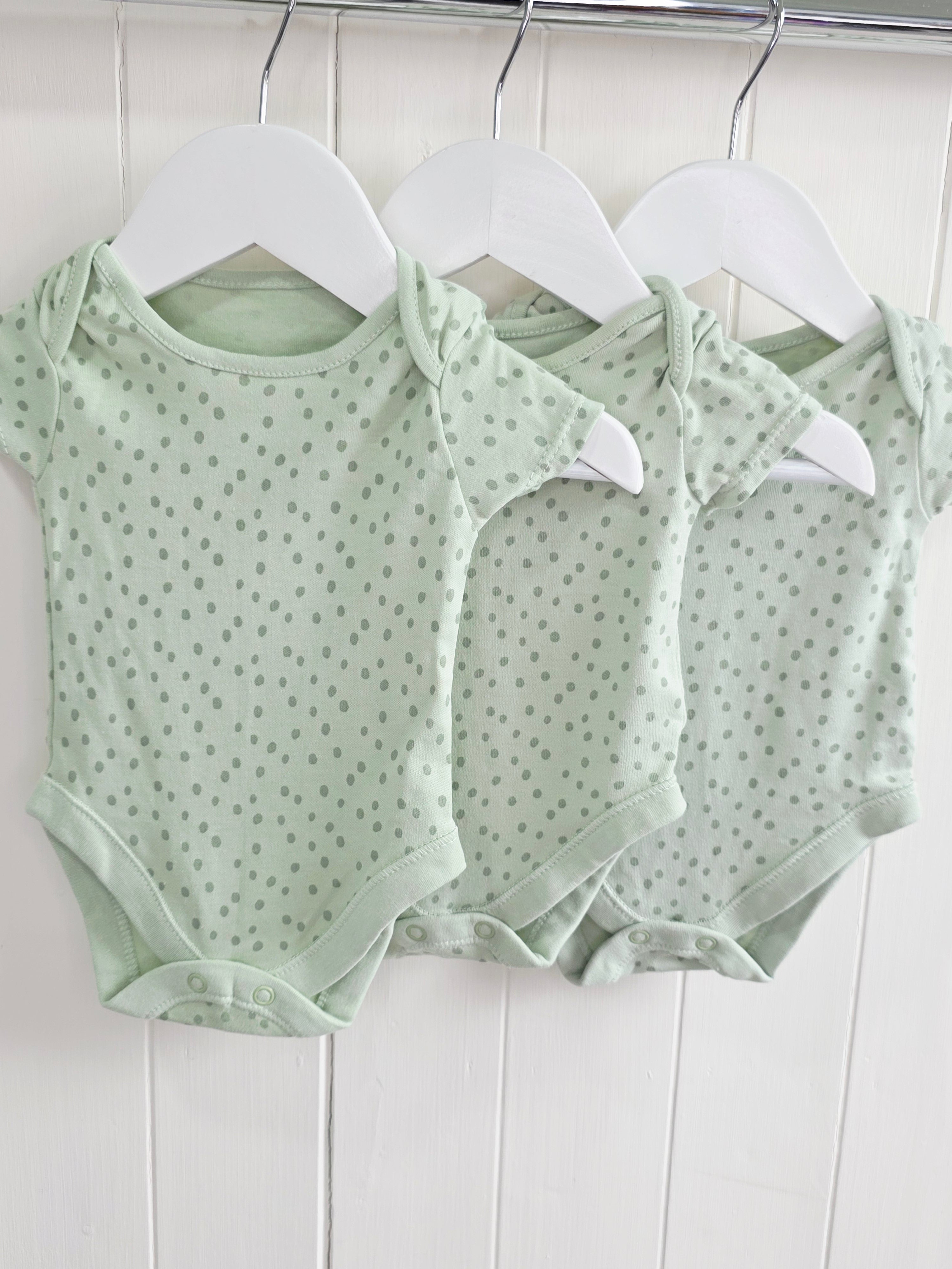 George - 0-3 months unisex sage green spotty short sleeve bodysuits