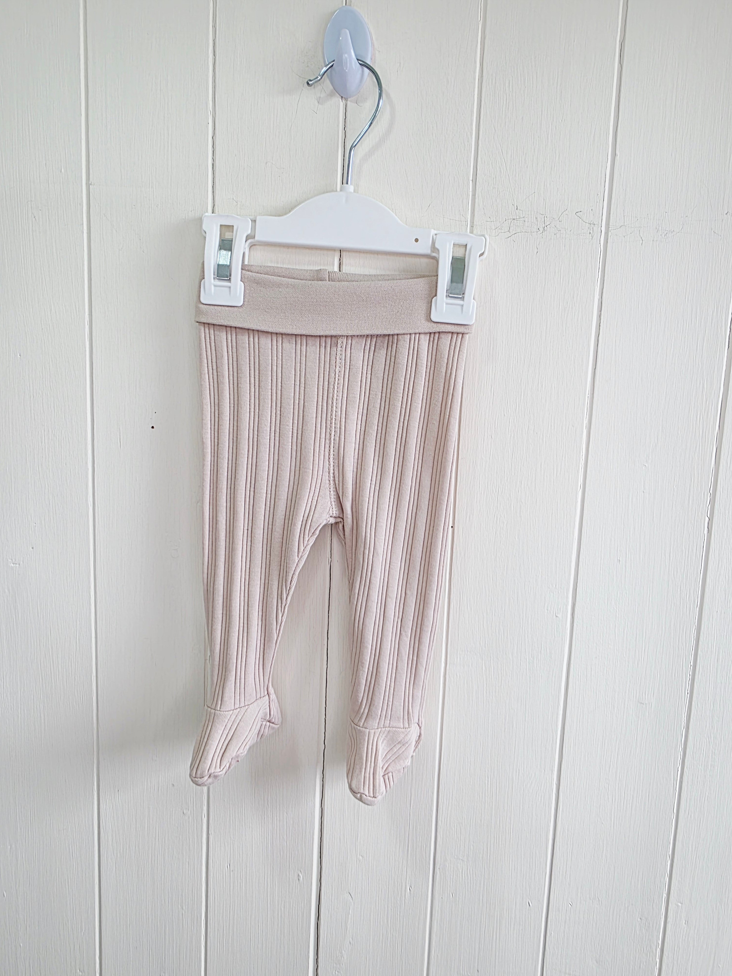 H&M - 1-2 months unisex beige footed leggings