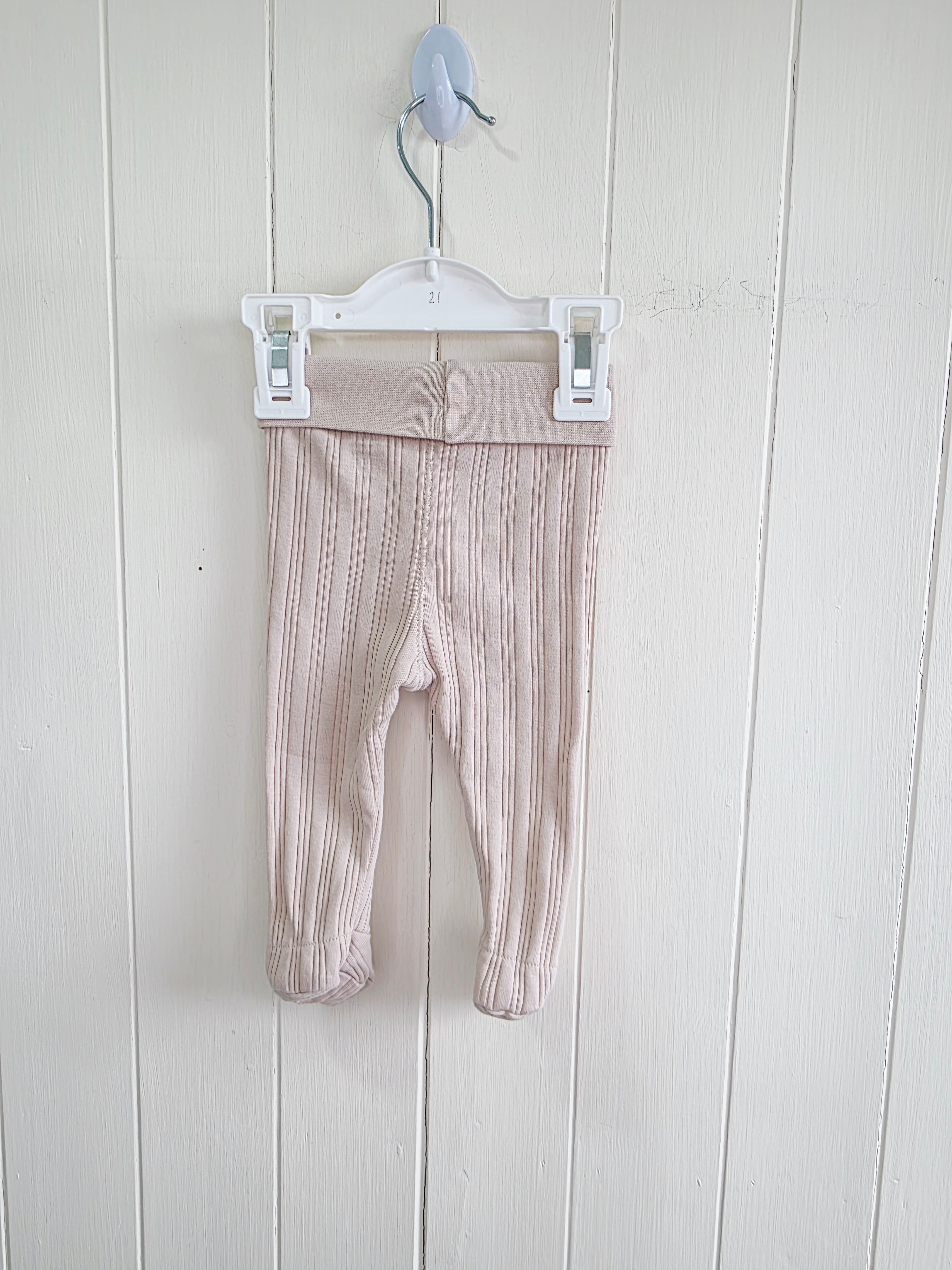 H&M - 1-2 months unisex beige footed leggings